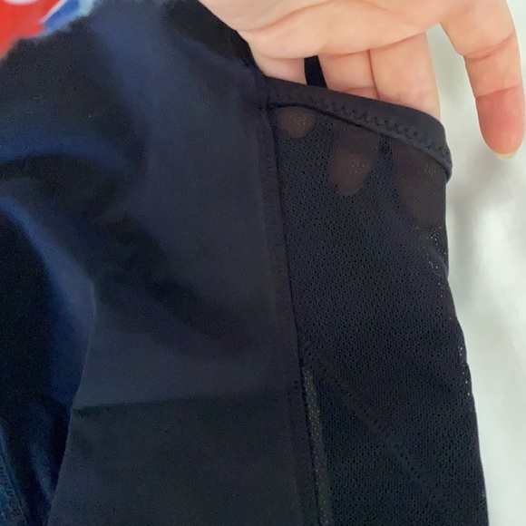 Lululemon Size 4 Black Crops, High Rise - Picture 5 of 7